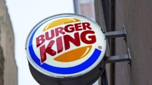 Burger King prueba auriculares de IA para realizar un seguimiento de si los empleados dicen “por favor” o “gracias”