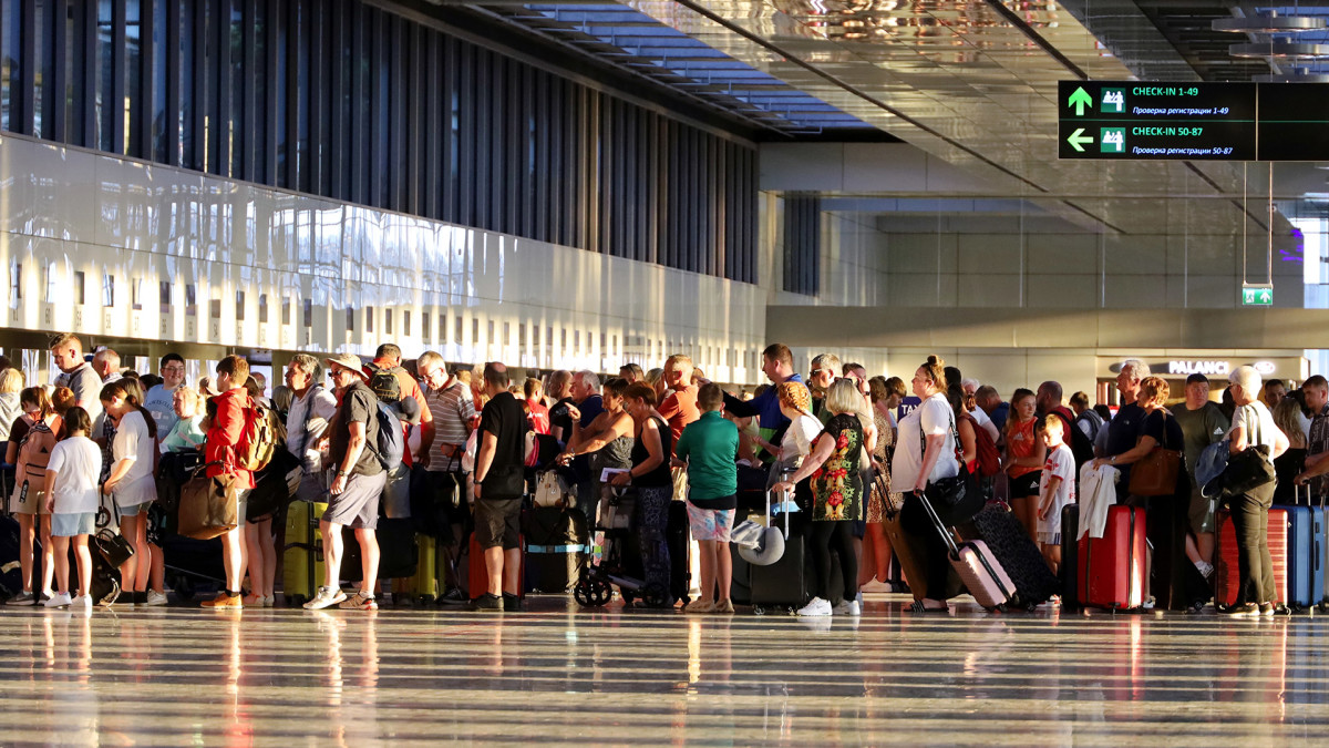 Aerolínea en quiebra deja a pasajeros varados, otras compañías no ayudarán