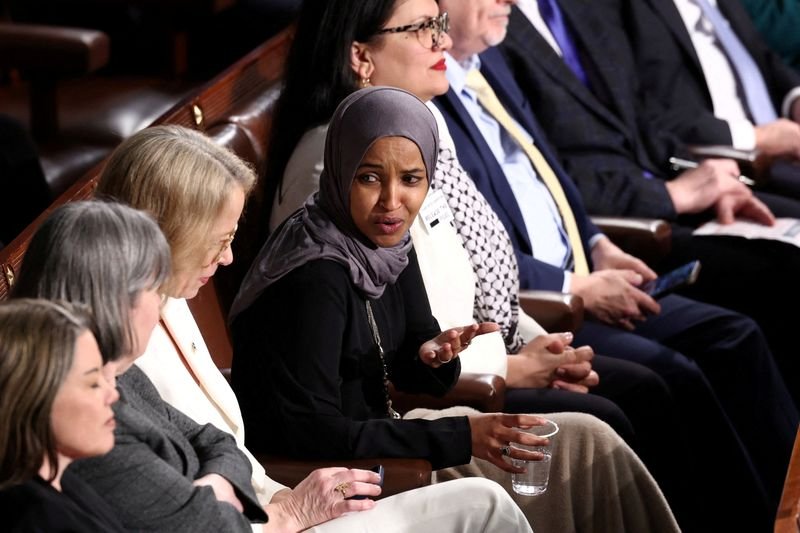 Trump dice que los legisladores musulmanes Omar y Tlaib deberían ser expulsados de EE.UU. tras choque de discursos