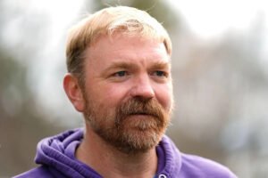 Los sindicatos instan en privado a Chuck Schumer y a los líderes demócratas a mantenerse fuera de las primarias del Senado de Maine.