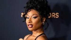 Megan Thee March muestra curvas mientras se ajusta al vestido de Roberto Cavalli