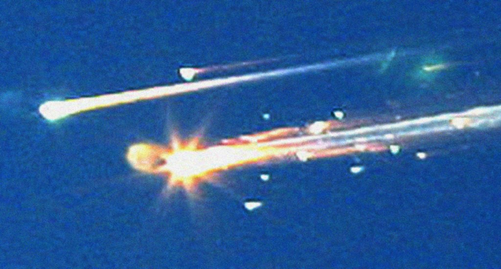 El 1 de febrero, el transbordador espacial Columbia fue destruido durante su reingreso.
