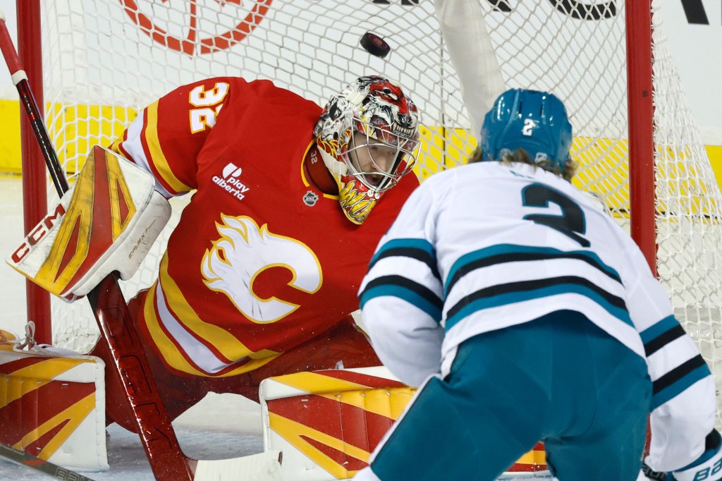 Joel Farabee anota un shorty tardío cuando los San Jose Sharks pierden ante los Calgary Flames