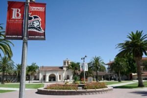 El distrito de colegios comunitarios llega a un acuerdo con los acosadores