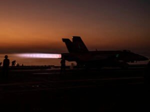 Las fuerzas estadounidenses están enfrascadas en una batalla de defensa aérea, impidiendo ataques a bases estadounidenses en medio de los combates con Irán, dijo un funcionario.