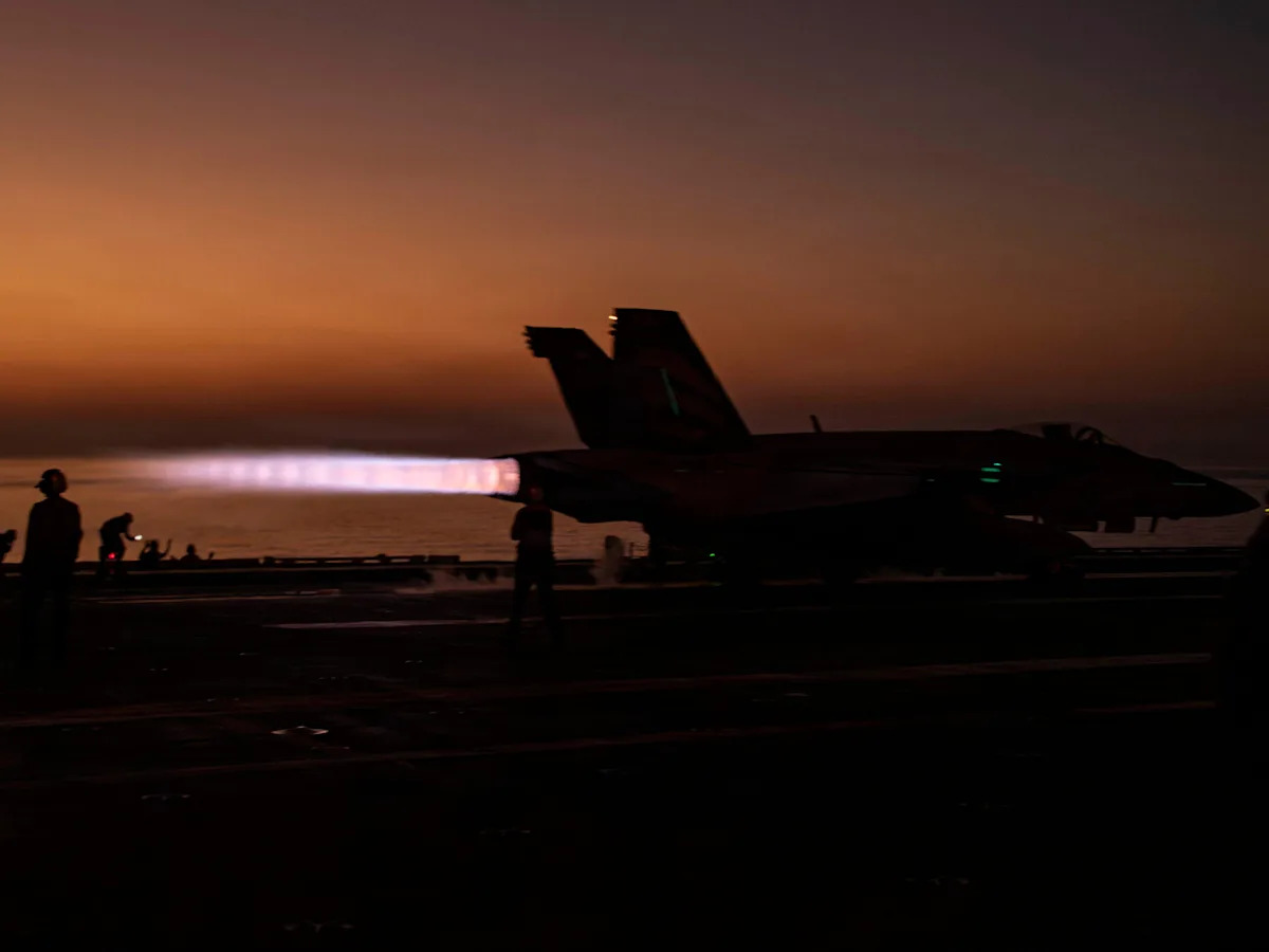 Las fuerzas estadounidenses están enfrascadas en una batalla de defensa aérea, impidiendo ataques a bases estadounidenses en medio de los combates con Irán, dijo un funcionario.