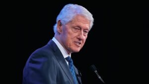 Bill Clinton enfrenta preguntas del Comité de Supervisión de la Cámara de Representantes en su investigación sobre Epstein
