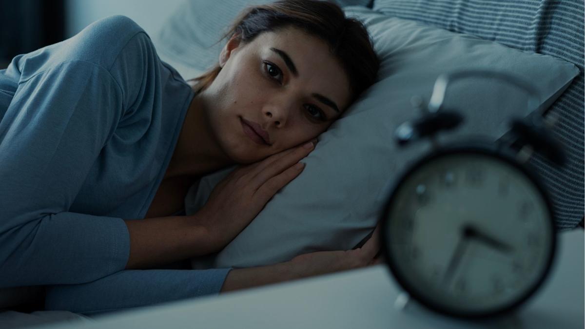 Lo único que no debes hacer cuando te despiertas en medio de la noche, según los médicos