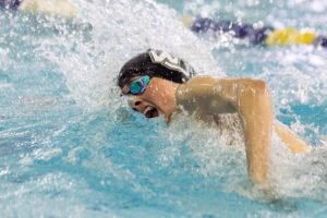 West Ottawa gana el encuentro OK Red en natación por un solo punto; Holland Christian gana Lakeshore