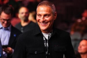 Ari Emanuel fue a comprar su famoso Packed Frieze en la Feria de Arte de Los Ángeles