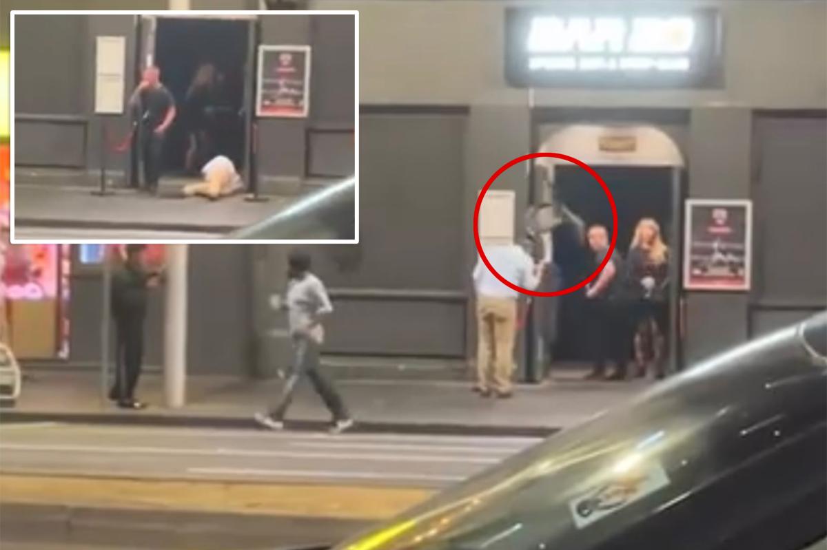Un australiano fue golpeado por una silla voladora lanzada por su amigo afuera de un club de striptease en Melbourne.