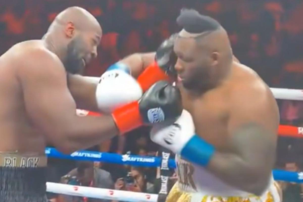 En una hilarante escena, el peluquín de Jarrell Miller se cae durante una pelea