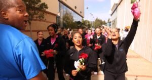 Los súper fanáticos de la gimnasia de UCLA sienten un vínculo especial con los Bruins