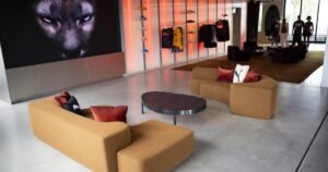 La tendencia más reciente en el espacio de oficinas de LA: estudios internos para influencers que viajan