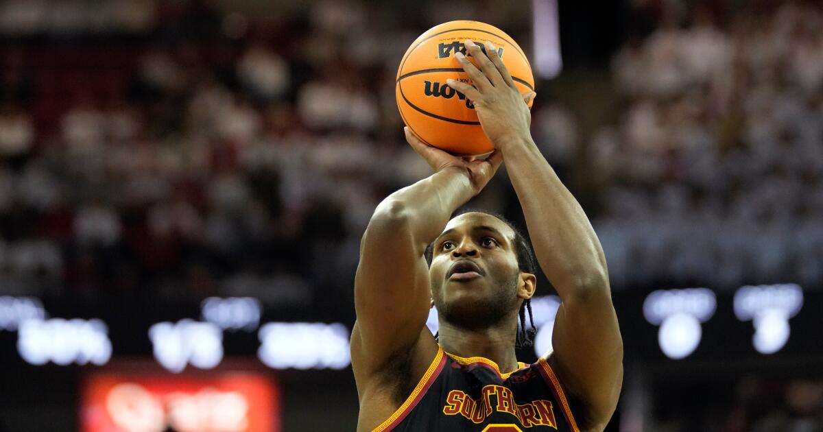 Ezra Auser ayuda a la USC a aguantar para ganar sobre Rutgers en apuros