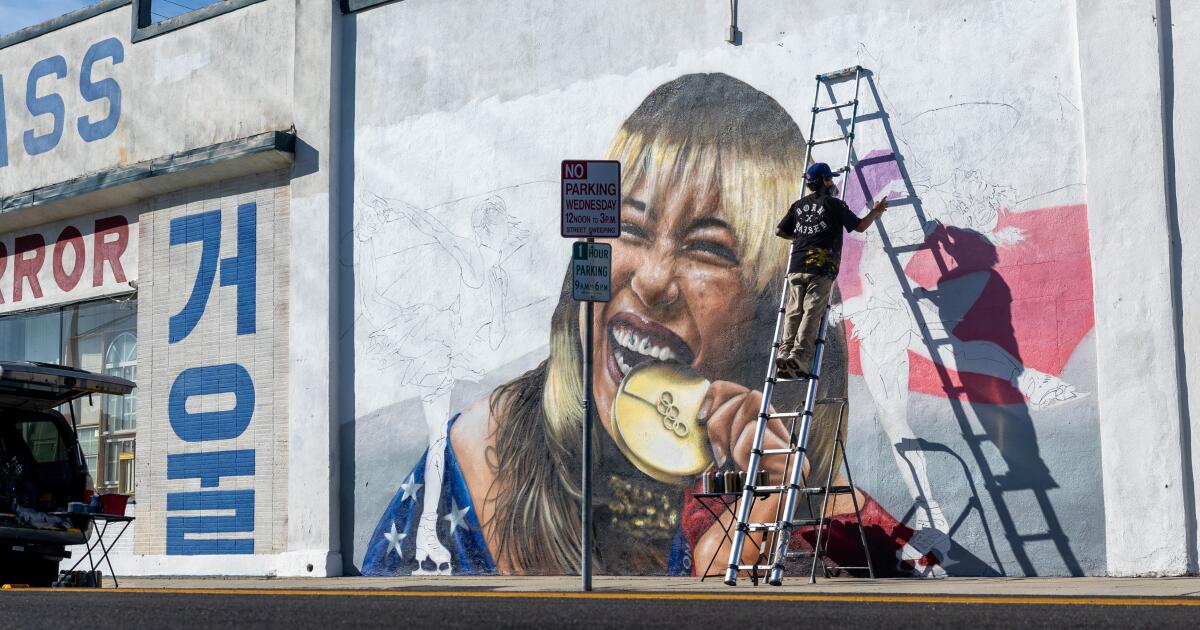 La patinadora medallista de oro olímpica Alyssa Liu inspiró el nuevo mural en Gardena