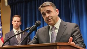 Un juez principal advierte al fiscal principal de Minnesota y a ICE: cumplan con las órdenes judiciales o enfrentarán desacato