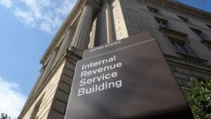 El IRS violó la ley al revelar información clasificada a ICE 42,695 veces: juez