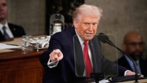 La mayoría de los estadounidenses ven a Irán como un enemigo, pero dudan del juicio de Trump sobre la fuerza militar, según muestra una encuesta de AP-NORC