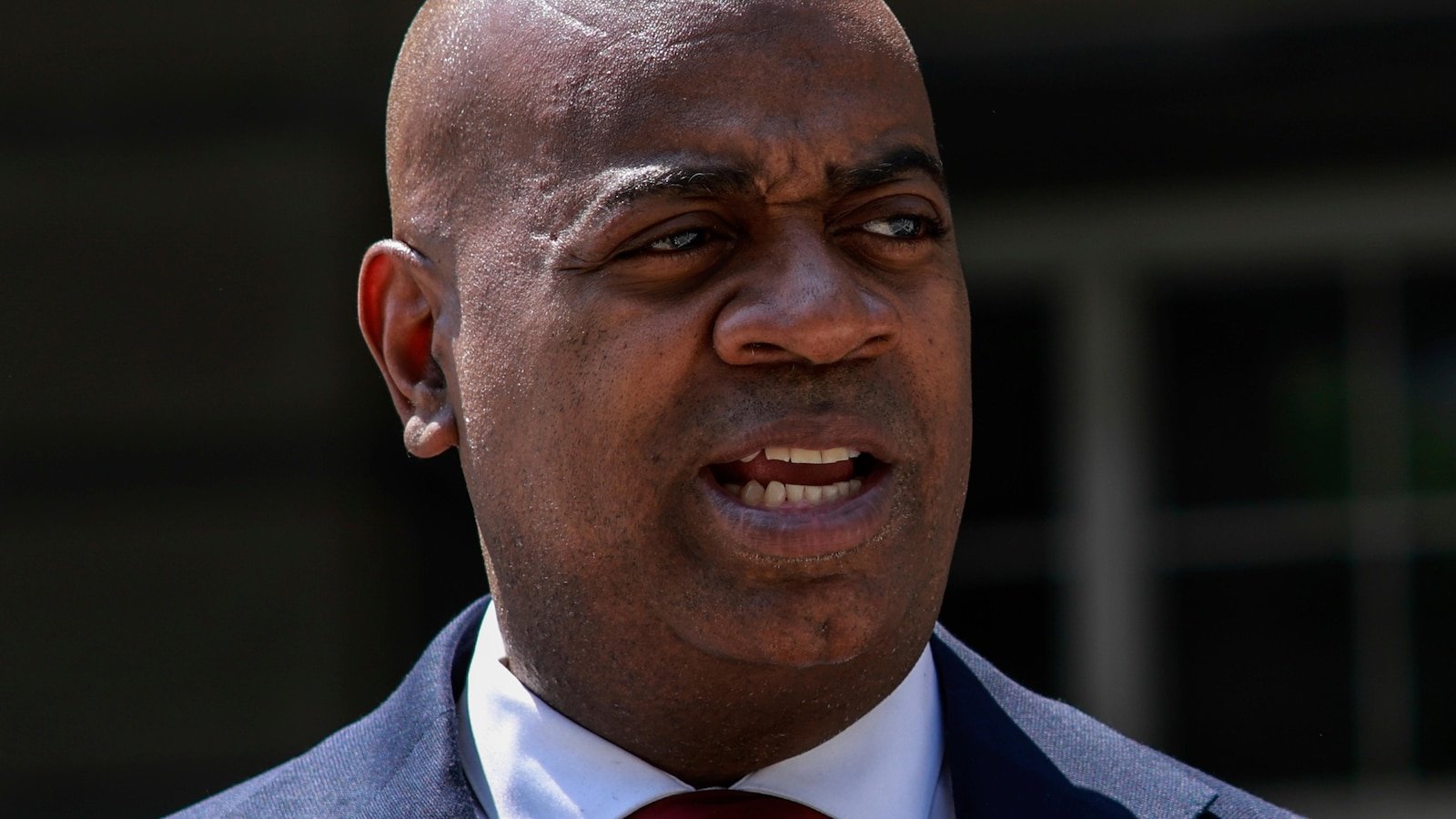 El alcalde de Newark dice que una operación de ICE provocó un accidente de varios vehículos con heridos