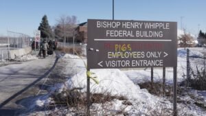 Juez federal extiende orden para proteger a los refugiados del arresto y la deportación en Minnesota