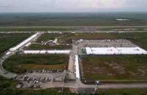 Equipos luchan contra un incendio forestal de 25.000 acres cerca de ‘Alligator Alcatraz’ en Florida