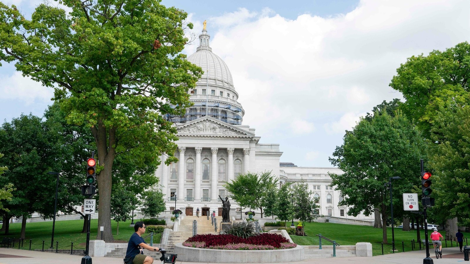 Fiscales acusan de delito menor a legislador de Wisconsin tras derribar resolución hispana