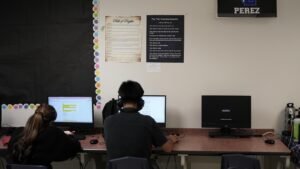 Se están publicando cientos de revisiones para el plan de estudios relacionado con la Biblia de Texas.