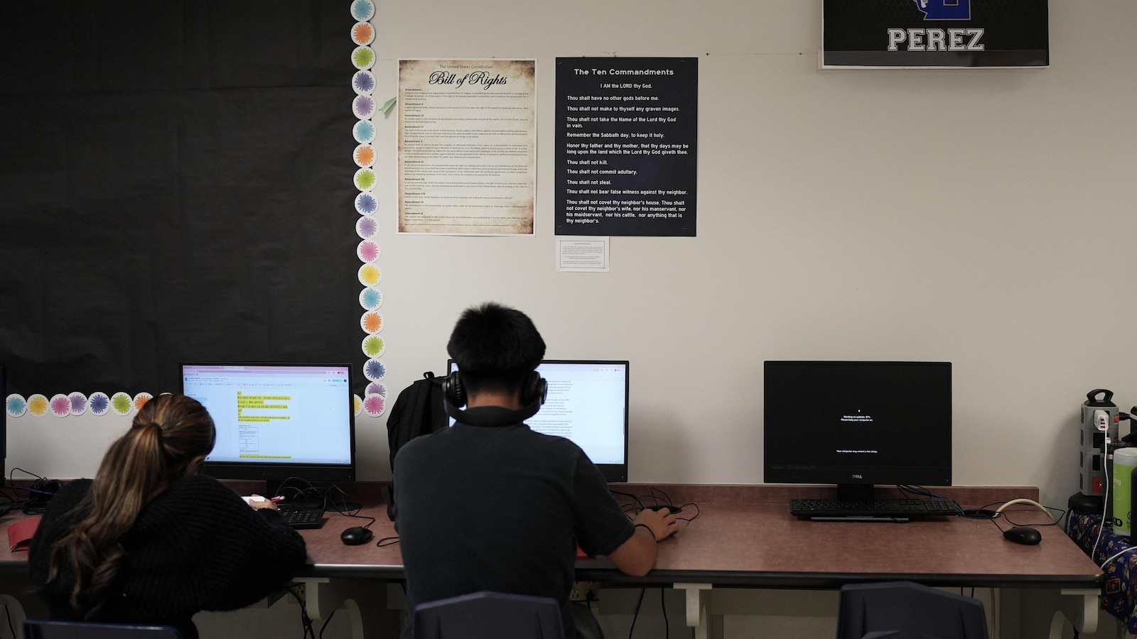 Se están publicando cientos de revisiones para el plan de estudios relacionado con la Biblia de Texas.
