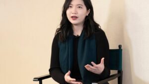 La activista exiliada Anna Kwok ha prometido seguir luchando después de que su padre fuera encarcelado en Hong Kong.