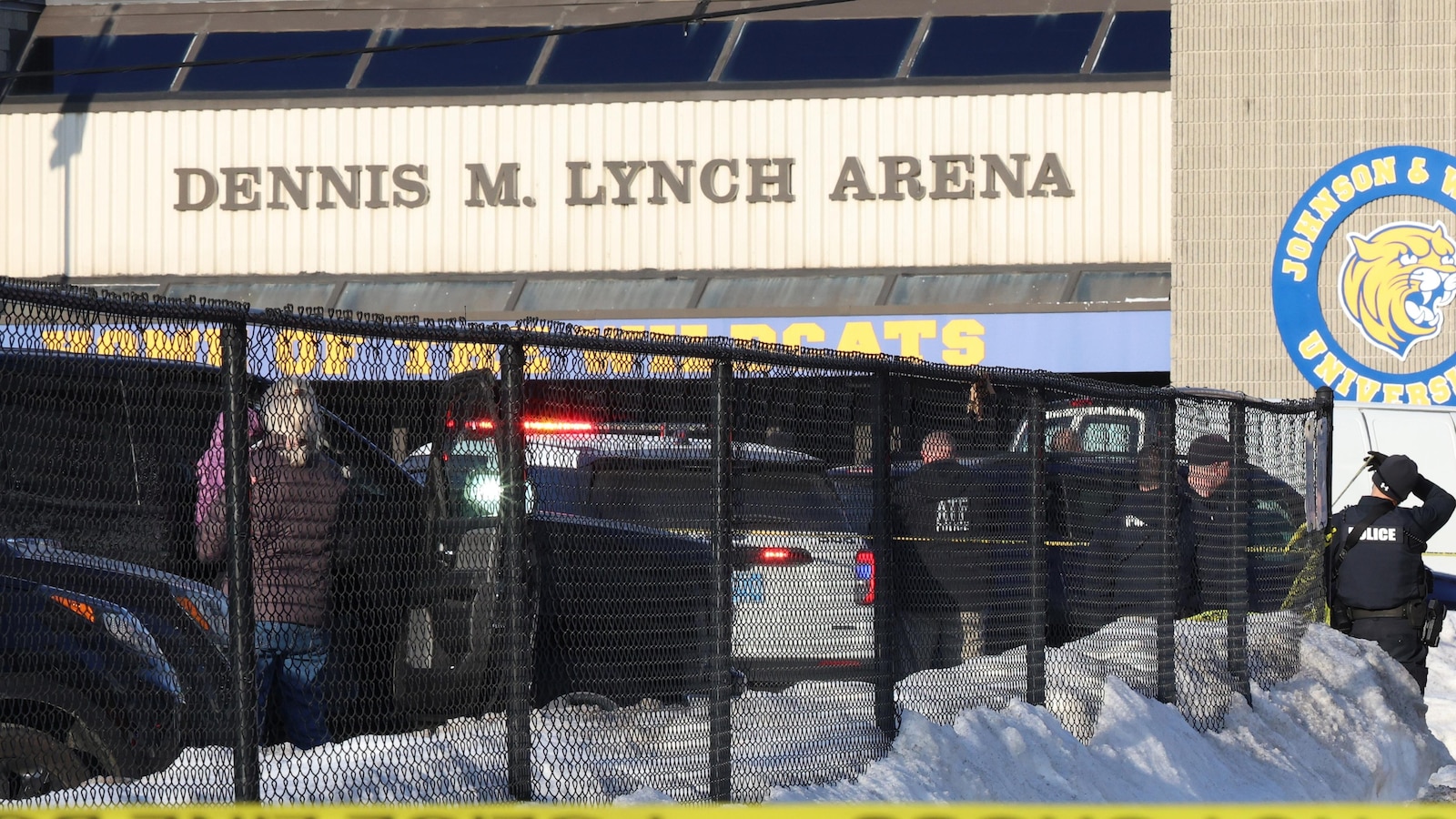 Un vídeo policial muestra las caóticas consecuencias del tiroteo en la pista de hielo de Rhode Island