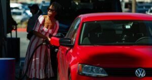 Las huelgas de Irán llegan a aumentar la frustración de los votantes en la economía con el aumento de los precios del gas