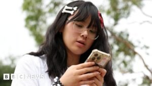 Las empresas de redes sociales deberían hacer cumplir mejor la prohibición de menores de 16 años en Australia, dice el organismo de control