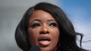 Según informes, la policía mató a tiros al guardia de seguridad de la representante estadounidense Jasmine Crockett