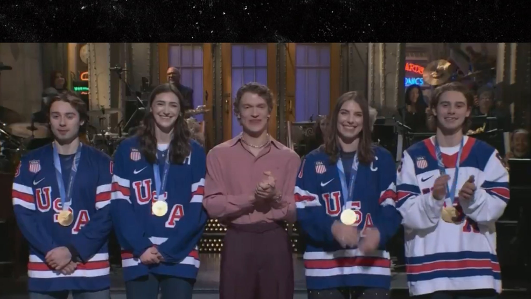 Las estrellas del hockey femenino de EE. UU. siguen al presidente Trump en ‘SNL’