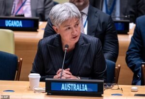 Penny Wong permanece callada ante las preguntas sobre los ataques aéreos estadounidenses contra Irán, mientras Albo celebra una reunión de emergencia sobre seguridad nacional.