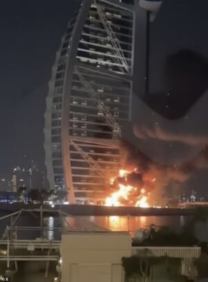Británicos aterrorizados atrapados en el fuego cruzado mientras los mulás lanzan bombardeos suicidas con drones en complejos turísticos de Dubai