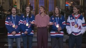 Las estrellas del hockey estadounidense se burlan de Donald Trump por la indignación de los Juegos Olímpicos de Invierno en un monólogo de SNL con Connor Story