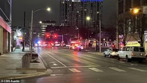 Un hombre armado abrió fuego en un bar de Texas, matando al menos a tres e hiriendo a otras 17