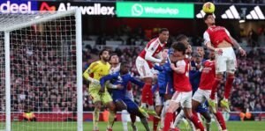Arsenal vs Chelsea – Premier League en vivo: último resultado, noticias del equipo y actualizaciones Piero Hincapie cabecea su propia portería desde un córner al filo del descanso.