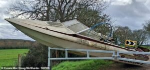 Indignación cuando volcadores arrojan una lancha rápida entera en un hermoso lugar rural a más de 50 millas del mar