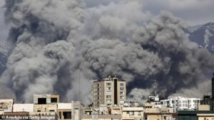 Reino Unido prepara un plan de rescate por tierra para 94.000 británicos varados en los estados del Golfo: el ministro prepara una evacuación masiva de turistas y extranjeros a través de Arabia Saudita mientras el primer ministro permite que las tropas estadounidenses utilicen bases británicas para lanzar ataques contra Irán