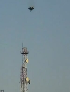 “Varios” aviones de combate estadounidenses se estrellan en Kuwait, pero la tripulación sobrevive, dicen las autoridades. Video muestra un avión en llamas