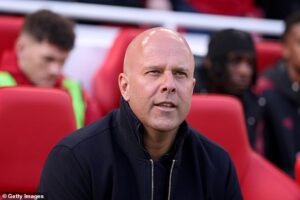 ‘No es divertido ver la Premier League’: el técnico del Liverpool, Arne Slott, apunta al Arsenal y ‘casi puedes golpear al portero en la cara’ en medio de la obsesión del fútbol inglés por las jugadas a balón parado