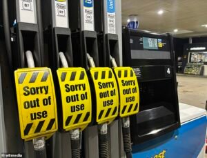 Crecen las colas en las gasolineras de Londres en medio de temores de aumentos de precios relacionados con la guerra en Oriente Medio: informes de estaciones de servicio que se están secando