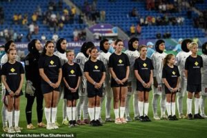La selección de fútbol de Irán se niega a cantar su himno nacional en la Copa Asiática en medio de la guerra en su tierra natal.