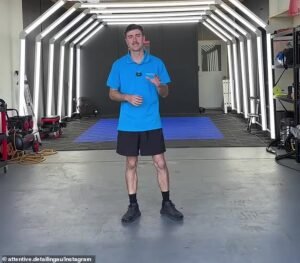 Aaron tiene sólo 20 años, pero dice que gana 350.000 dólares al año después de convertir el ajetreo de la escuela secundaria en un negocio de tiempo completo.