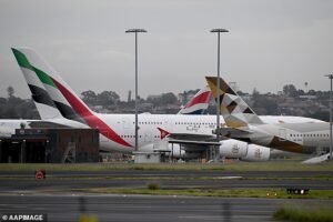 Las fuerzas de defensa se preparan para evacuar a los australianos de Medio Oriente, pero Penny Wong insiste en que los vuelos comerciales serán más rápidos.