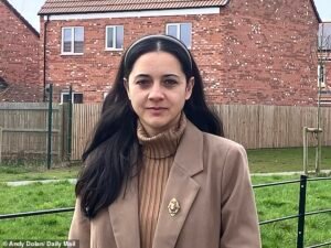 Una mujer gana 70.000 libras esterlinas después de que su jefe la despidiera de su casa por náuseas matutinas “graves” mientras estaba embarazada