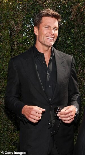 Tom Brady continúa su guerra de malas palabras con Logan Paul mientras lo etiqueta como ‘p****’ en un acalorado intercambio reciente.